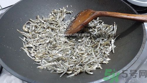小魚干怎么炒好吃？蜜汁小魚干的做法