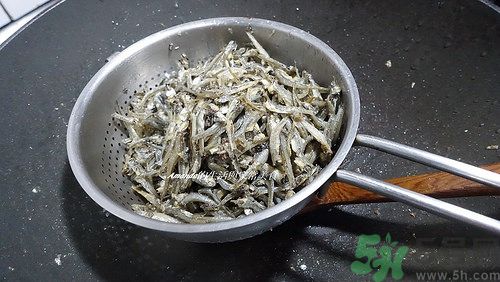 小魚干怎么炒好吃？蜜汁小魚干的做法
