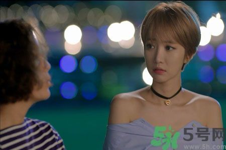 穿露肩服裝好搭配嗎？露肩衣服怎么搭配性感？