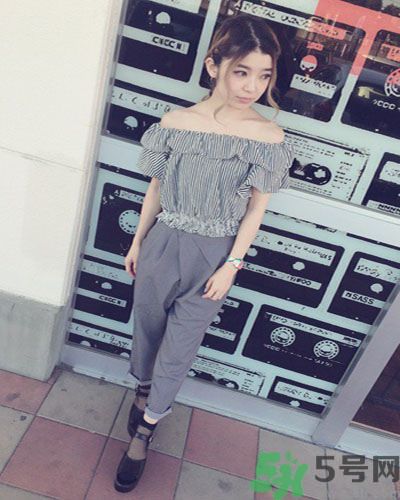 穿露肩服裝好搭配嗎？露肩衣服怎么搭配性感？