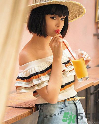 穿露肩服裝好搭配嗎？露肩衣服怎么搭配性感？