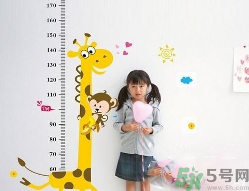 很多人都想長高一點(diǎn)，確長不高，只是想想而已，永遠(yuǎn)不行動。很多人都嫌棄自己長得太矮了，卻沒有什么補(bǔ)救措施。不要以為成年后就不能改變自己身高了。按著這個來，你會發(fā)現(xiàn)不一樣！