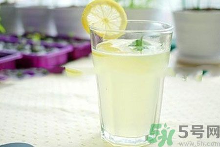 檸檬水怎么喝減肥？檸檬片用多少度的水泡最好？