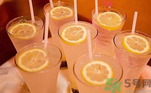 檸檬水怎么喝減肥？檸檬片用多少度的水泡最好？