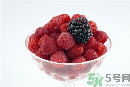 長(zhǎng)痘痘肌膚干燥怎么辦？肌膚干燥吃什么食物好？