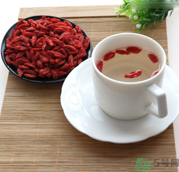 枸杞泡水有什么害處？枸杞泡水喝有什么好處？