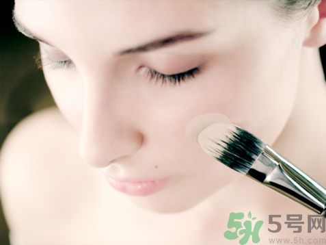 用什么粉餅美白效果好？粉餅與粉底液的區(qū)別？