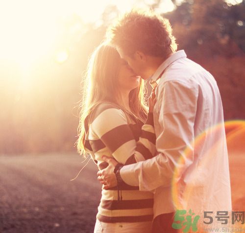 男人劈腿的表現(xiàn)有哪些？怎么判斷一個(gè)男人是否劈腿？