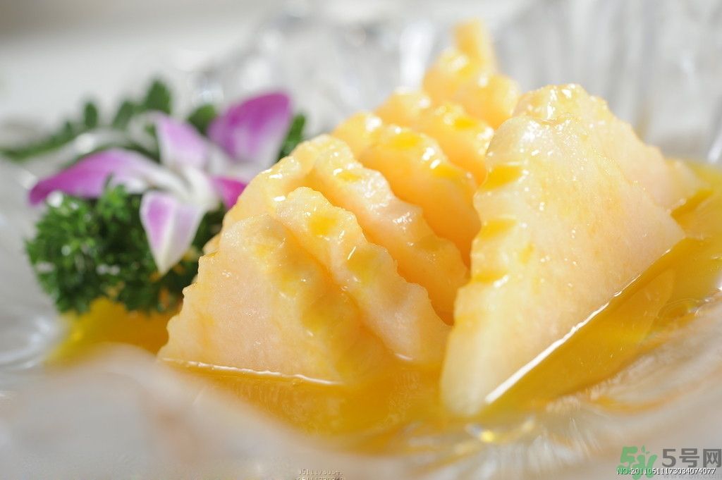菠蘿發(fā)黑能吃嗎？菠蘿為什么要用鹽水泡？