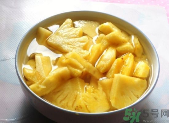 菠蘿發(fā)黑能吃嗎？菠蘿為什么要用鹽水泡？