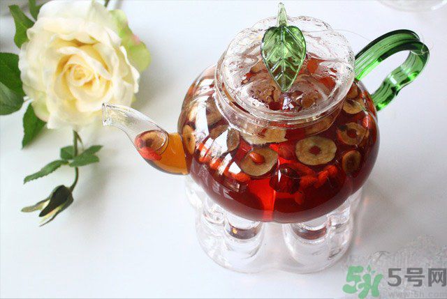 紅棗不能和什么一起吃？紅棗泡水喝會(huì)上火嗎？