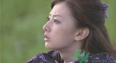 ?17歲女生有喉結(jié)正常嗎？17歲女生喉結(jié)突出怎么辦？