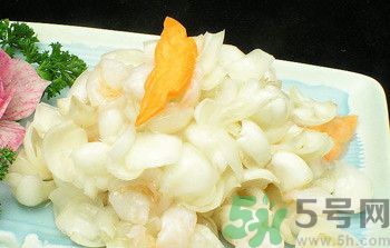 孕婦能吃百合,百合雖能補(bǔ)氣，亦傷肺氣，不宜多服。 另百合風(fēng)寒咳嗽、虛寒出血、脾胃不佳者忌食 百合味甘，性微寒。歸心、肺經(jīng)。 百合鮮品含黏液質(zhì)，具有潤燥清熱作用，中醫(yī)用之治療肺燥或肺熱咳嗽等癥常能奏效。 功能主治 　　養(yǎng)陰潤肺，清心安神。用于陰虛久咳，痰中帶血，虛煩驚悸，失眠多夢，精神恍惚。 　　具有養(yǎng)陰潤肺止咳功效，用于肺陰虛的燥熱咳嗽，痰中帶血，如百花膏。治肺虛久咳，勞嗽咯血，如百合固金湯。 　　具有清心安神功效，用于熱病余熱未清，虛煩驚悸，失眠多夢等。藥用時煎服，10～30g。清心宜生用，潤肺蜜炙用。 養(yǎng)陰清熱，滋補(bǔ)精血。 孕婦吃百合有什么好處 百合的營養(yǎng)非常豐富，孕期吃點百合對胎兒有很大的幫助，百合別名蒜腦薯，其根如大蒜，味如山薯，既是甜美的食品，也是有益的藥物。孕婦吃百合能補(bǔ)充維生素B1、B2、鈣、磷、鉀等營養(yǎng)成分。百合性平味甘，還能補(bǔ)中益氣，養(yǎng)陰潤肺，止咳平喘，利大小便。 1、潤肺止咳、清心安神，可用于肺癆咯血、肺虛久咳、虛煩驚悸、失眠及熱病后余熱未清、心煩口渴等癥。 2、美容功效，百合富含鉀，有利于加強(qiáng)肌肉興奮度，促使代謝功能協(xié)調(diào)，使皮膚富有彈性，減少皺紋。尤其適宜工作壓力大的人群。對面部扁平疣、痤瘡、雀斑、皮膚干燥等總是都有一定療效。常食可使肌膚潤澤，皮膚白嫩，減少皺紋，延緩衰老。 3、百合還含有一種水解秋水仙堿，有滋養(yǎng)安神作用。 4、百合是一味滋補(bǔ)妙晶，補(bǔ)益而兼清潤，最適宜于內(nèi)有虛火之虛弱癥者。 5、能保護(hù)血管、降低血漿膽固醇，有效預(yù)防高血壓，降低血糖。 6、食用百合能增進(jìn)大腸功能，促進(jìn)排便通暢。 7、百合含有的多種生物堿還能抑制癌細(xì)胞繁殖，有抗癌作用。 孕婦吃百合的注意事項 百合富含蛋白質(zhì)、糖、磷、鐵以及多種微量元素，孕婦吃百合不僅能補(bǔ)充身體所需的能量微量元素，還可以開胃、安神，有助于增強(qiáng)體質(zhì)的作用。但這并不意味百合對孕婦都是安全的，孕婦在食用的時候也有需要注意的地方哦。 1、風(fēng)寒咳嗽、虛寒出血、脾胃不佳者忌食百合 從對鼠類、犬類的實驗中發(fā)現(xiàn)長時間大劑量食用會導(dǎo)致肺、腎的損壞及對白細(xì)胞、野生百合全株血小板的影響，即使是食用百合也有一定毒性，建議使用前向醫(yī)師咨詢。直接接觸生的球莖可能會引起皮膚瘙癢，吞噬生的球莖可能會引起嘔吐、拉肚子等癥狀。 2、對百合過敏的人不宜吃百合 百合有可能成為過敏原的，如果是對百合過敏的話，食用百合就可能造成皮膚紅腫、經(jīng)常性腹瀉、消化不良、頭痛、咽喉疼痛、哮喘等過敏癥狀了，所以此類人群也要避免食用百合。 3、不宜多吃 百合作為一種保健食品同時也是一種良好的藥材。是藥三分毒，長期食用對身體會有較大的傷害，如產(chǎn)生對此藥物的依賴性。所以孕婦不宜多吃。 4、選擇新鮮優(yōu)質(zhì)的百合 新鮮的食材做出的菜肴風(fēng)味好，營養(yǎng)價值高，所以很多人都喜歡吃。購買新鮮的百合時應(yīng)挑選個大的、顏色白、瓣勻、肉質(zhì)厚、底部凹處泥土少的。如果百合顏色發(fā)黃、凹處泥土濕潤，可能已經(jīng)爛心，此時就不宜食用了。如果是購買干百合的話，則是已干燥、無雜質(zhì)、肉厚且晶瑩剔透為佳。 5、不宜直接碰觸新鮮百合 百合具有一定毒性，直接接觸生的球莖可能會引起皮膚瘙癢，吞噬生的球莖可能會引起嘔吐、拉肚子等癥狀。 6、烹調(diào)方式健康 孕期飲食不宜過重口味，孕婦吃百合的時候應(yīng)盡量避免高油高溫過久的方式，以免上火、消化不良不舒服。