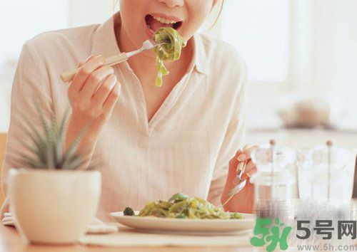 胃潰瘍吃什么食物好？調(diào)理胃潰瘍的方法有哪些？