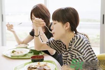 胃潰瘍吃什么食物好？調(diào)理胃潰瘍的方法有哪些？