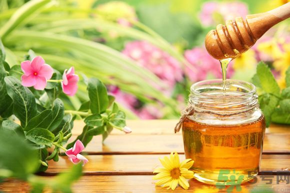 胃潰瘍可以喝蜂蜜嗎？服用蜂蜜要注意什么？