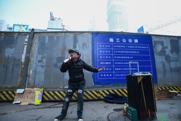 9歲賣唱男孩撐起一個(gè)家 父母怎樣教育孩子？