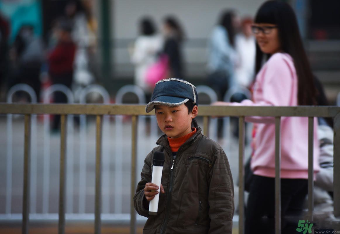 9歲賣唱男孩撐起一個(gè)家 父母怎樣教育孩子？