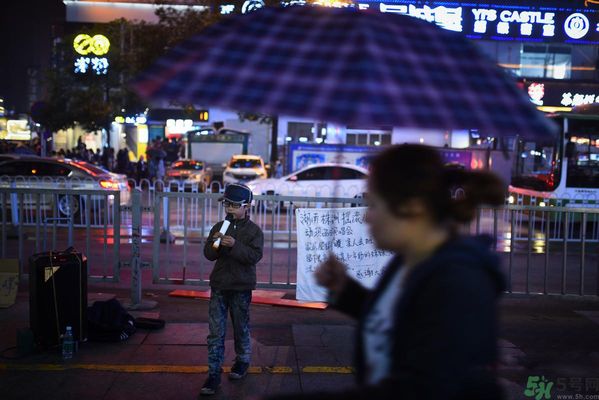 9歲賣唱男孩撐起一個(gè)家 父母怎樣教育孩子？