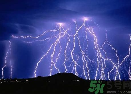 一家人掃墓遭雷擊是怎么回事？出行怎樣避雷？