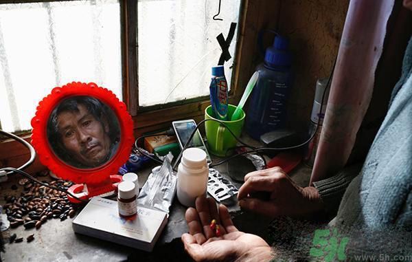 小鎮(zhèn)百人患塵肺病的原因是什么？塵肺病是什么?。? width=