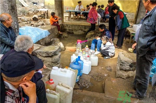 市民翻山排隊取靈水是怎么回事？靈水在哪里？