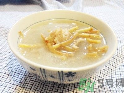 魚腥草可以和雪梨冰糖煮水喝嗎？魚腥草雪梨煲有什么好？
