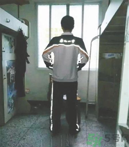 校服帶反光標(biāo)志防早戀是怎么回事？校服為什么要帶反光標(biāo)志？