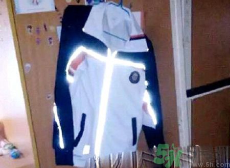 校服帶反光標(biāo)志防早戀是怎么回事？校服為什么要帶反光標(biāo)志？