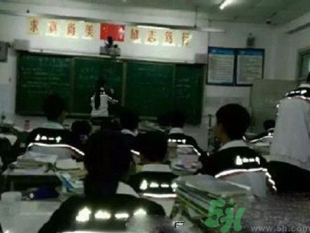 校服帶反光標(biāo)志防早戀是怎么回事？校服為什么要帶反光標(biāo)志？