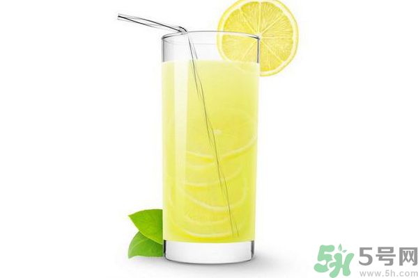 每天喝檸檬水能美白嗎？每天喝檸檬水好不好？
