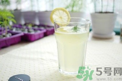 每天喝檸檬水能美白嗎？每天喝檸檬水好不好？