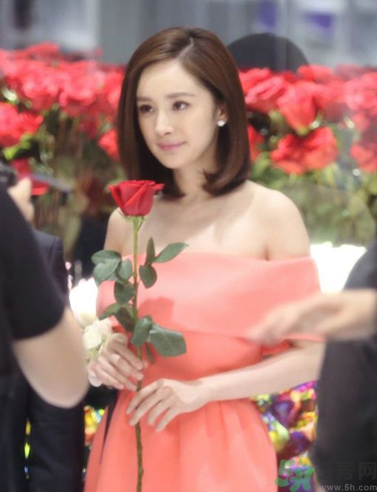 一字肩衣服適合什么人？一字肩衣服怎么穿？