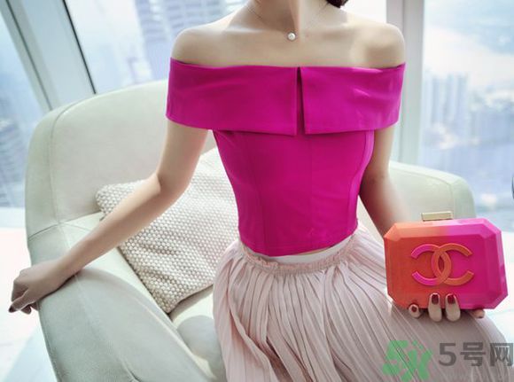 一字肩衣服適合什么人？一字肩衣服怎么穿？