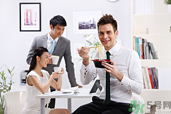 滿漢宴方便面煮著吃泡著吃哪個(gè)好？
