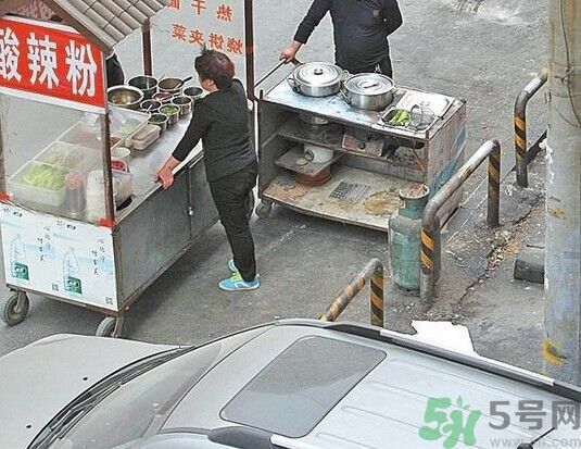 住窩棚夫婦倆十多年堅(jiān)守女兒失蹤路口 如何預(yù)防孩子走失？