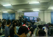 哪個(gè)學(xué)校學(xué)校窗戶突然倒塌？男生拼命護(hù)住女生 ！
