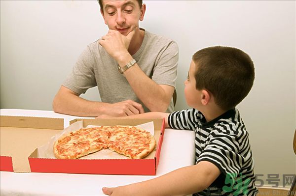 用左手吃飯可以控制食量嗎？可以達(dá)到減肥的效果嗎?