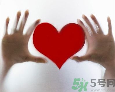 舌頭顏色發(fā)紫是什么原因？舌頭白白的是怎么回事？