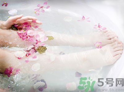 用涼水洗腳還是熱水洗腳好？為什么熱水比涼水洗腳要好？