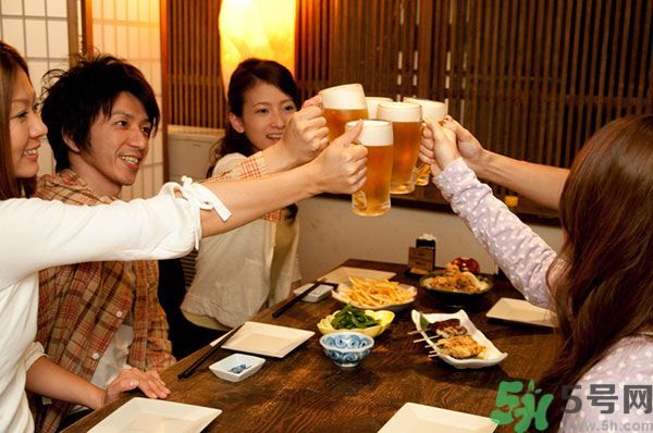 喝酒怎樣才能不傷身？飲酒要注意些什么？