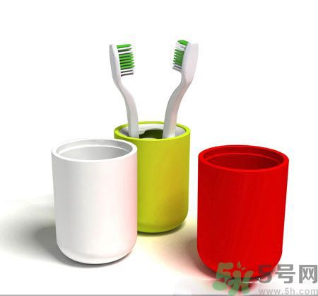 牙齦出血要換牙刷嗎？牙刷多久換一次好？