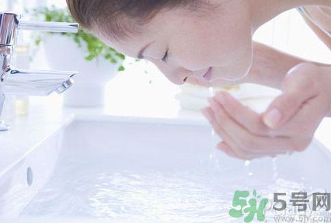 洗臉用冷水還是熱水好？用冷水洗臉好不好？