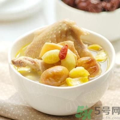 燉雞湯什么時(shí)候放鹽？燉雞湯不要先放鹽？
