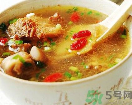 燉雞湯什么時(shí)候放鹽？燉雞湯不要先放鹽？