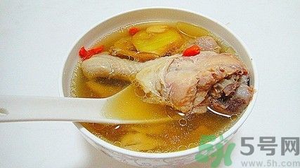 燉雞湯用冷水還是熱水？雞湯用冷水可以嗎？