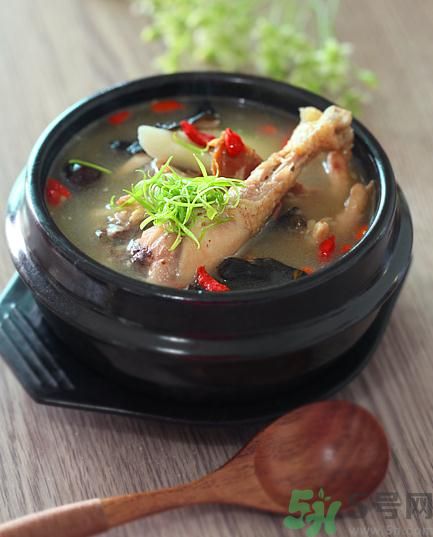 燉雞湯用冷水還是熱水？雞湯用冷水可以嗎？