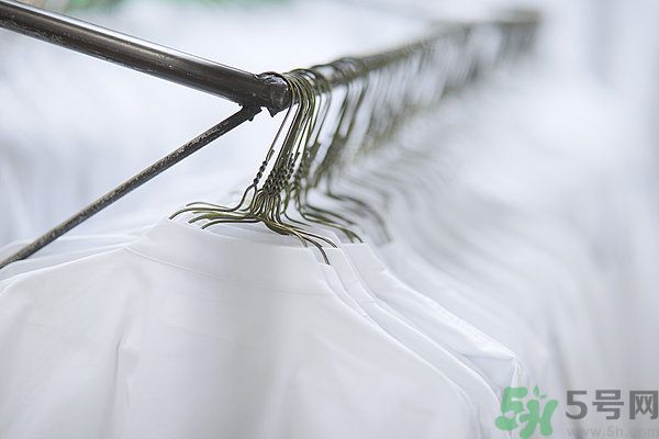 什么面料不容易皺？如何挑選不易皺的衣服？