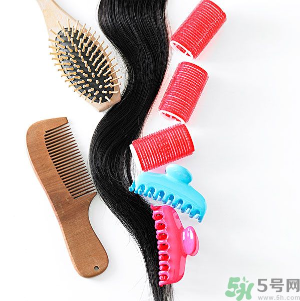 長(zhǎng)卷發(fā)應(yīng)該用什么梳子梳頭發(fā)？卷發(fā)用什么梳子最好？