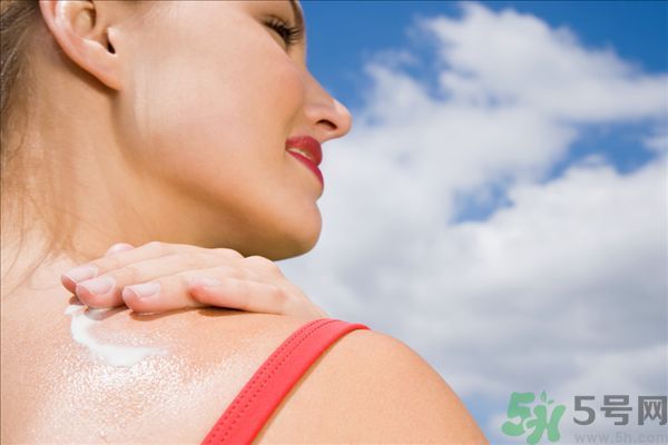 為什么涂了防曬霜還是會曬黑？涂防曬霜要注意什么？
